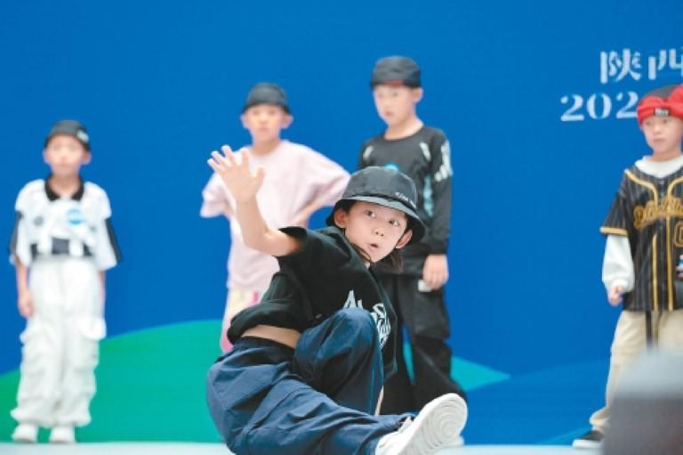 项运动的独, 凌示范区万, 进行全面评 项运动的独, 凌示范区万, 进行全面评